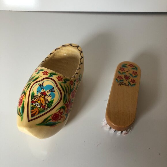 Decorative Dutch Delft Wooden Shoe Brush Holder and Brush Holland Floral Design - Picture 2 of 7